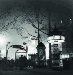 Métro Blanche, 1935 de Roger Schall, stand de la Galerie Argentic ouverte en janvier 2015 par Eric Boudry, 43 rue Daubenton, Paris 5e par celui qui avait fondé en 2006, le site argentic.fr (B10). Cette galerie est dédiée à la photo humaniste. Rappel des premières expositions : Paris la Nuit – Roger Schall ; Souveraines de Pierre de Vallombreuse.