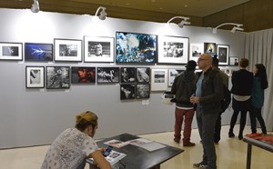 Le stand de Tendance floue réunit Alain Willaume, Bertrand Meunier, Caty Jan, Denis Bourges, Flore- Aël Surun, Gilles Coulon, Mat Jacob, Meyer, Olivier Culmann, Pascal Aimar, Patrick Tourneboeuf, Philippe Lopparelli, Thierry Ardouin et fête ses 25 ans. (F1) 