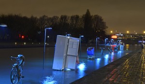 "L'eau qui dort" de Michael Pinsky à La Villette fait resurgir à la surface des épaves domestiques. 