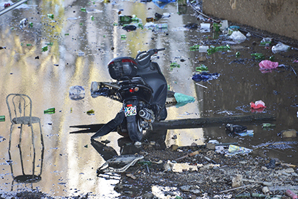 Une moto semble garée dans la boue.