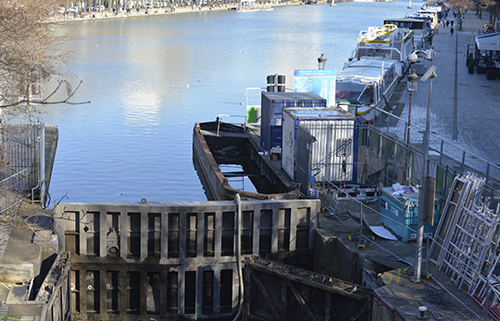 Le premier batardeau a été installé à La Villette sur les écluses 1-2.