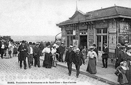 Arrivée du funiculaire. la rue du Cardinal-Dubois sera détachée de la rue Lamarck en 1930. L'escalier qui y conduit, parallèle au funiculaire, a été construit en 1882.