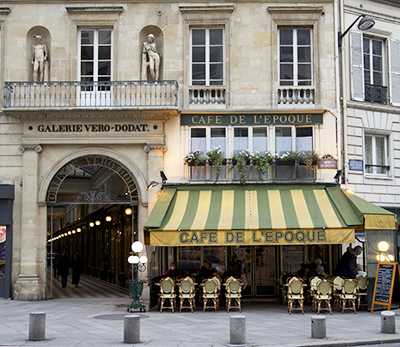 Le café de l'Epoque a conservé son entrée dans la galerie.