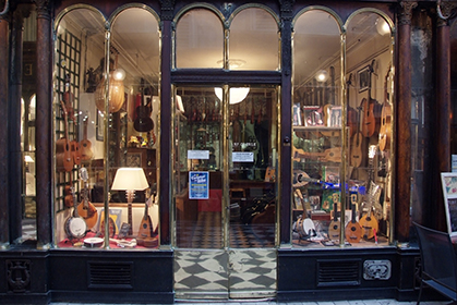 Le luthier, galerie Véro Dodat.