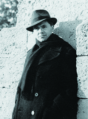 Jean Moulin aux Arceaux, près de la promenade du Peyrou à Montpellier; photo prise par son ami d'enfance, Marcel bernard novembre 1939 (coll. Antoinette Sasse, Musée Général-Leclerc - Musée Jean-Moulin)