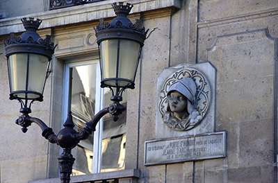 Rue Saint-Honoré à Paris, médaillon de Maxime Real del Sarte rendant hommage à Jeanne d'Arc blessée porte Saint-Honoré. (voir notre livre Paris, d'un mur à l'autre)
