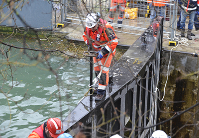 Le batardeau, le barrage qui retenait l'eau du bassin de la Villette va être ouvert puis ôté.