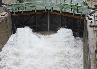 Les vantelles ouvertes l'eau retrouve le lit du canal