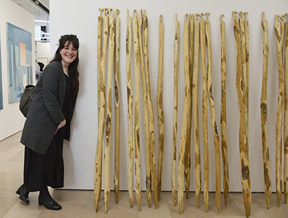 Trop loin à L'ouest, c'est l'est, une des deux oeuvres présentée par l'artiste céramiste Marion Bocquet-Appel, qui est fasciné par les ponts en une seule traverse en bois et dont la courbe leur a valu le nom de pont arc-en-ciel en Chine. 