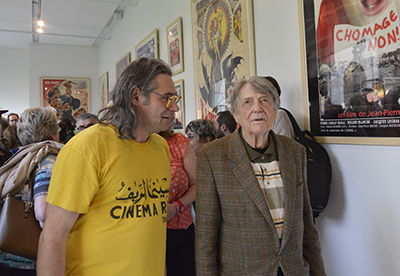 Gilles Chétanian, commissaire de l'exposition faisant visiter l'exposition à l'ancien propriétaire du Brady.