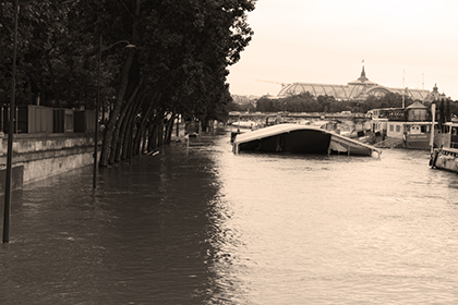 l'eau engloutit tout ce qui se trouve sur ses berges. 