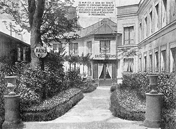 Derrière ce bâtiments de Bains se trouvait La Grande Force. Des cartes postales évoquaient ainsi la célèbre évasion de 15 prisonniers de la Fosse aux Lions.