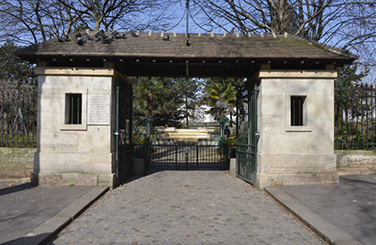 L'entrée du square de la Roquette a conservé le portail d'entrée de la prison.