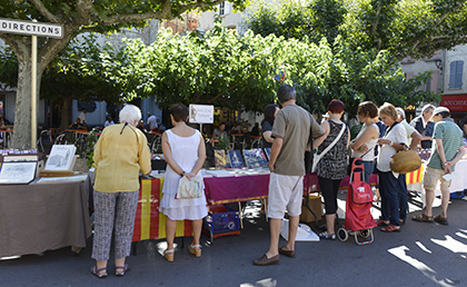 Un salon du livre un jour de marché