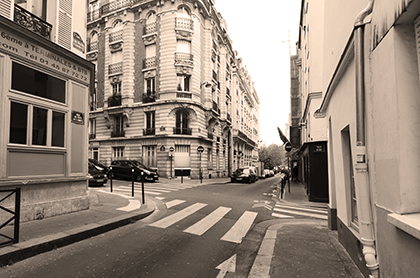 à l'angle des rues de la Clef et du Puits de l'Ermite de nos jours