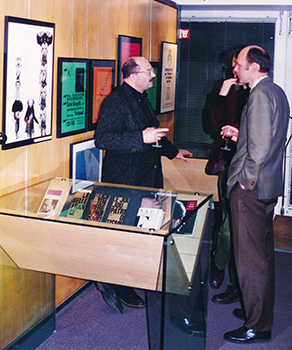 Jean-Jacques Pauvert en janvier 1996, à l'imec à Paris pour la sortie du livre "Pierre faucheux, le magicien du livre", publié au Cercle de la librairie. On le voit face à Pascal Fouché dans l'espace consacré à ses éditions.