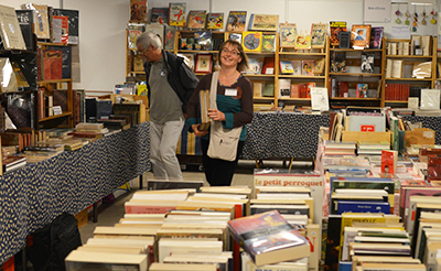 La Librairie Bois d'Encre animée par Sylvaine et Yvan Noirot est fidèle à ces manifestions. Ils étaient à Champerret (sur la photo). Ils seront à Bastille (stand 124) découvert l'an dernier.