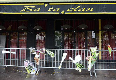 Chaque jour de nouveaux bouquets de nouveaux hommages à la mémoire des disparus.