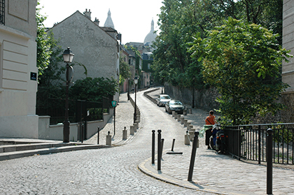 Rue de l'Abreuvoir, beaucoup de bittes de toutes sortes dans cette si jolie rue