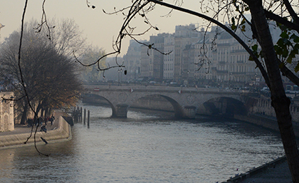 Une lumière voilée enveloppe la ville.