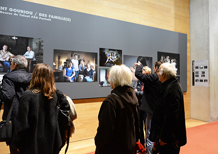 Un public attentif devant "des familles" de Vincent Gouriou