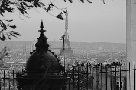 La Tour Eiffel devient une ombre dans le paysage parisien.
