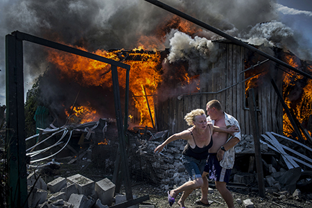 des civils en fuite à Luhanskaya (Ukraine) qui vient d'être bombardée, photo de Valery Melnikov.