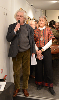 François Legrand, vice-président de la Fondation Taylor ému présentant la fille de l'artiste.