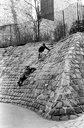 Enfants à Montmartre jouant, 1955, avenue Junot, passage du rocher de la sorcière.