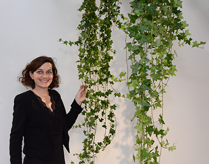 Chloé Tournier, responsable de la programmation du lieu devant Akousmaflore