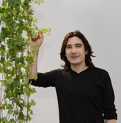 Grégory Lasserre de Scenocosme nous explique la relation intimiste qui s'exerce grâce à des capteurs de pression entre les plantes et nous