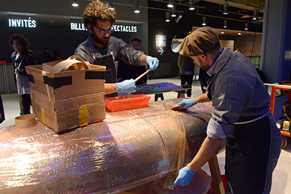 Jean et Arthus sur le chantier naval compact du forum