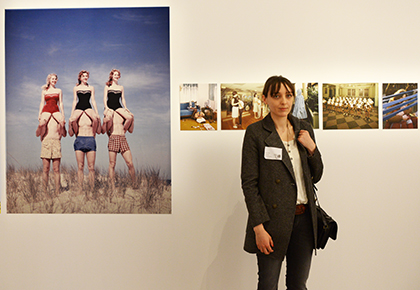 L'affiche cette année est une photo de la jeune polonaise Weronika Gesicka : Traces, constitue une sorte d'album de famille artistique réalisé à partir de photos vintage qu'elle a retravaillées.