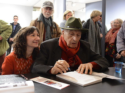  Jean Marquis enveloppé de la tendresse des siens, lors de cette exposition. 