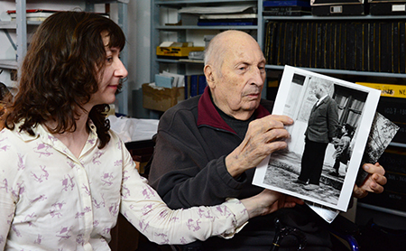 Isabelle et Jean nous montrent un cliché de Jean Renoir.