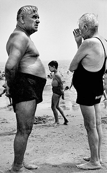 Deux hommes sur la plage et un garçon. Coney Island, New York, 1950.