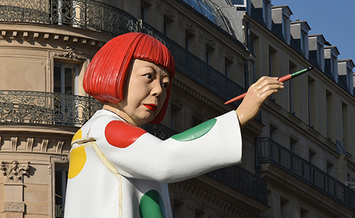 Kusama Yayio peint ses pois de couleurs dans le Paris de Louis
